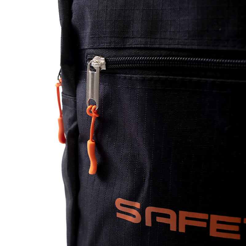 MOCHILA P-Equippo negra impermeable 50x35x20cm, varios bolsillos